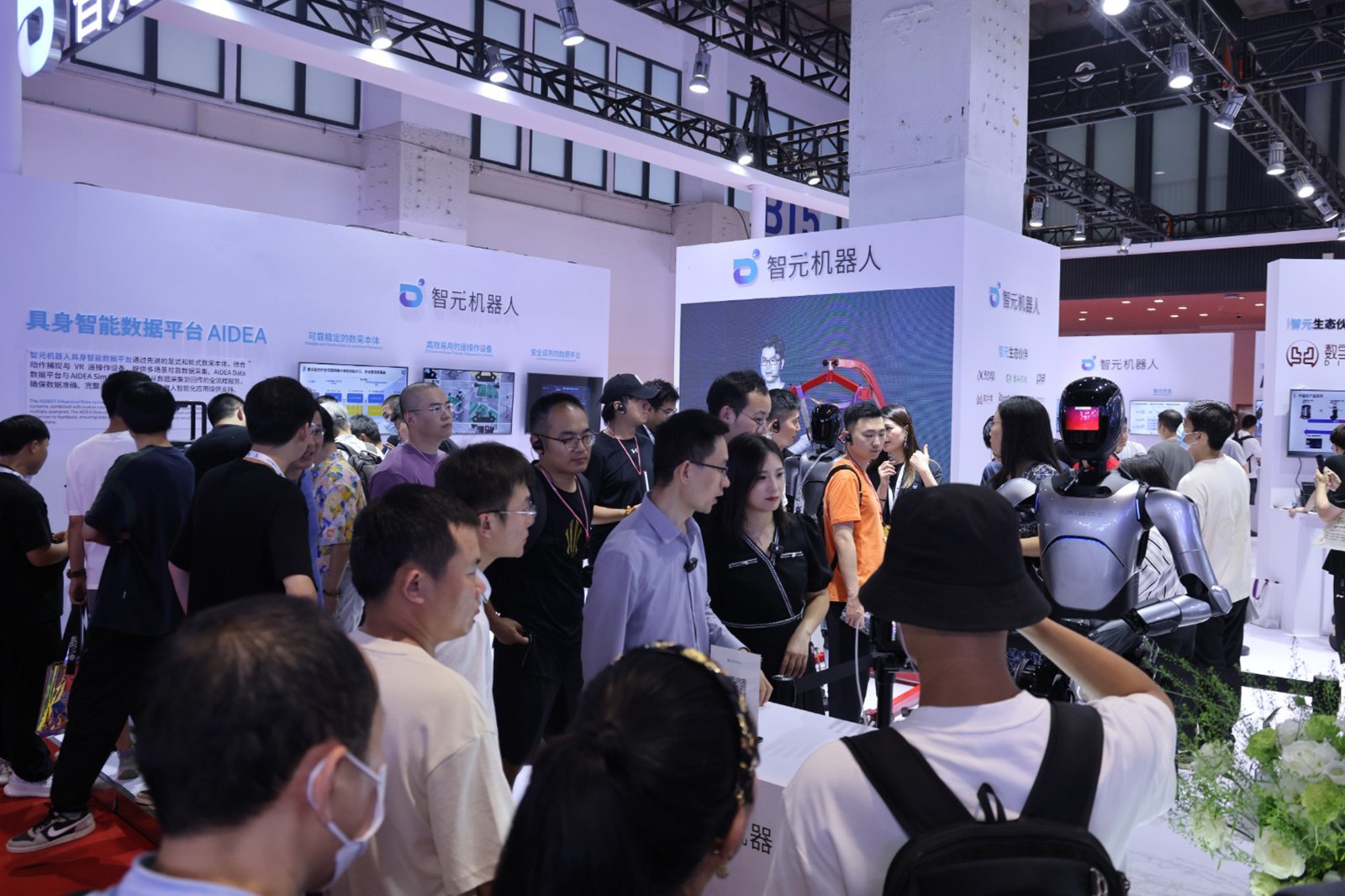 DB真人旗舰机器人亮相世界机器人大会WRC